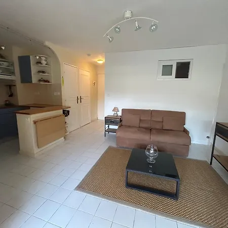 Avec Terrasse, Piscine Et Place De Parking - 6 Couchages *