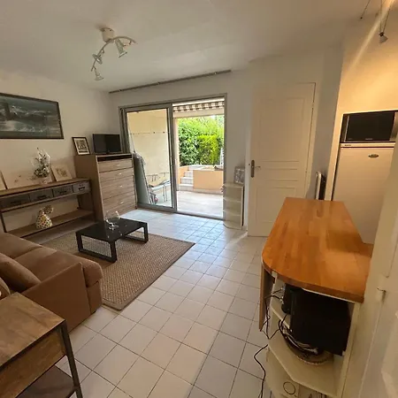 アパート Avec Terrasse, Piscine Et Place De Parking - 6 Couchages *